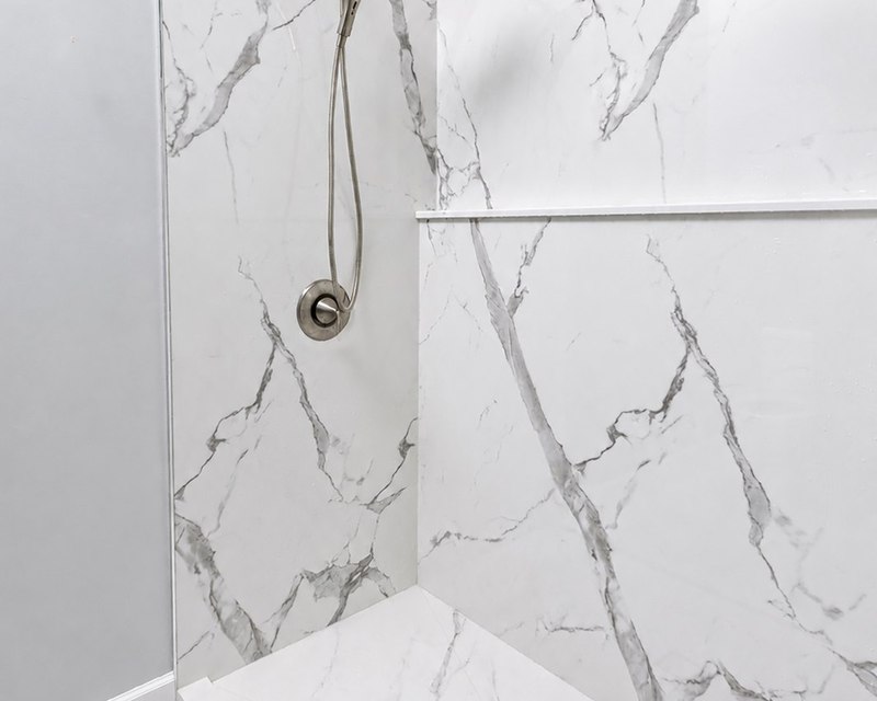 Porcelain shower pan with square center drain and curb