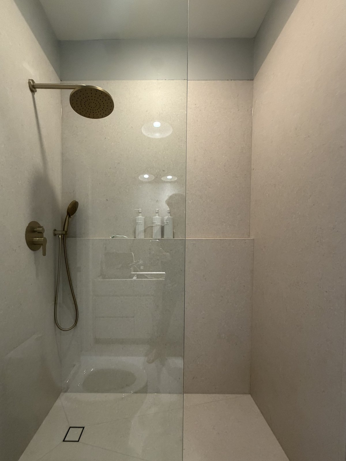 A walk-in shower in warm ivory porcelain on the same footprint.